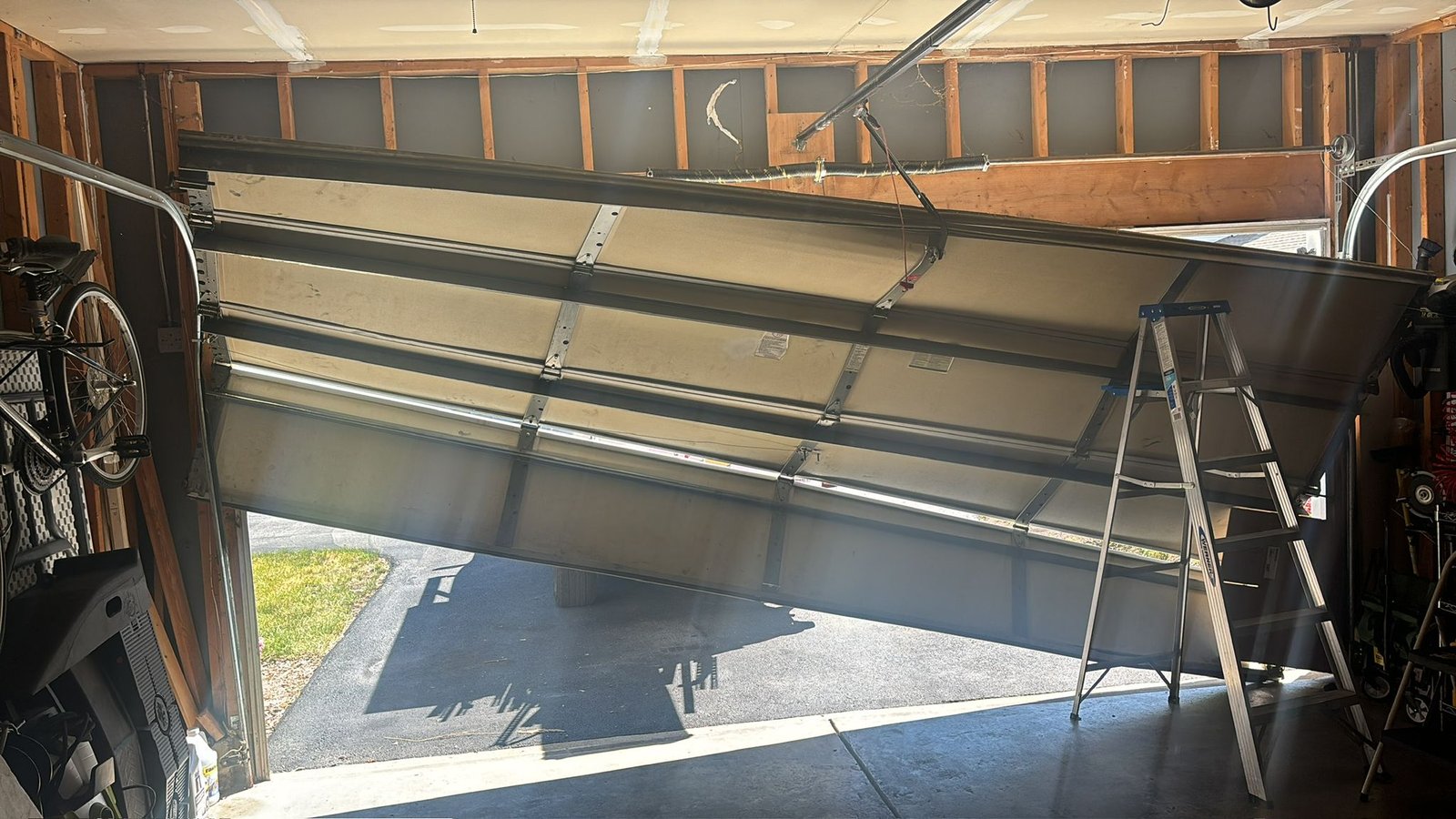 Garage door off track, emergency repair in Chicago